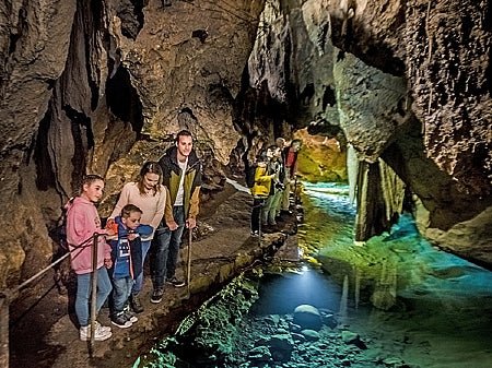 Jenolan Caves Blue Mountains Day Adventure + River Cruise - We Wander